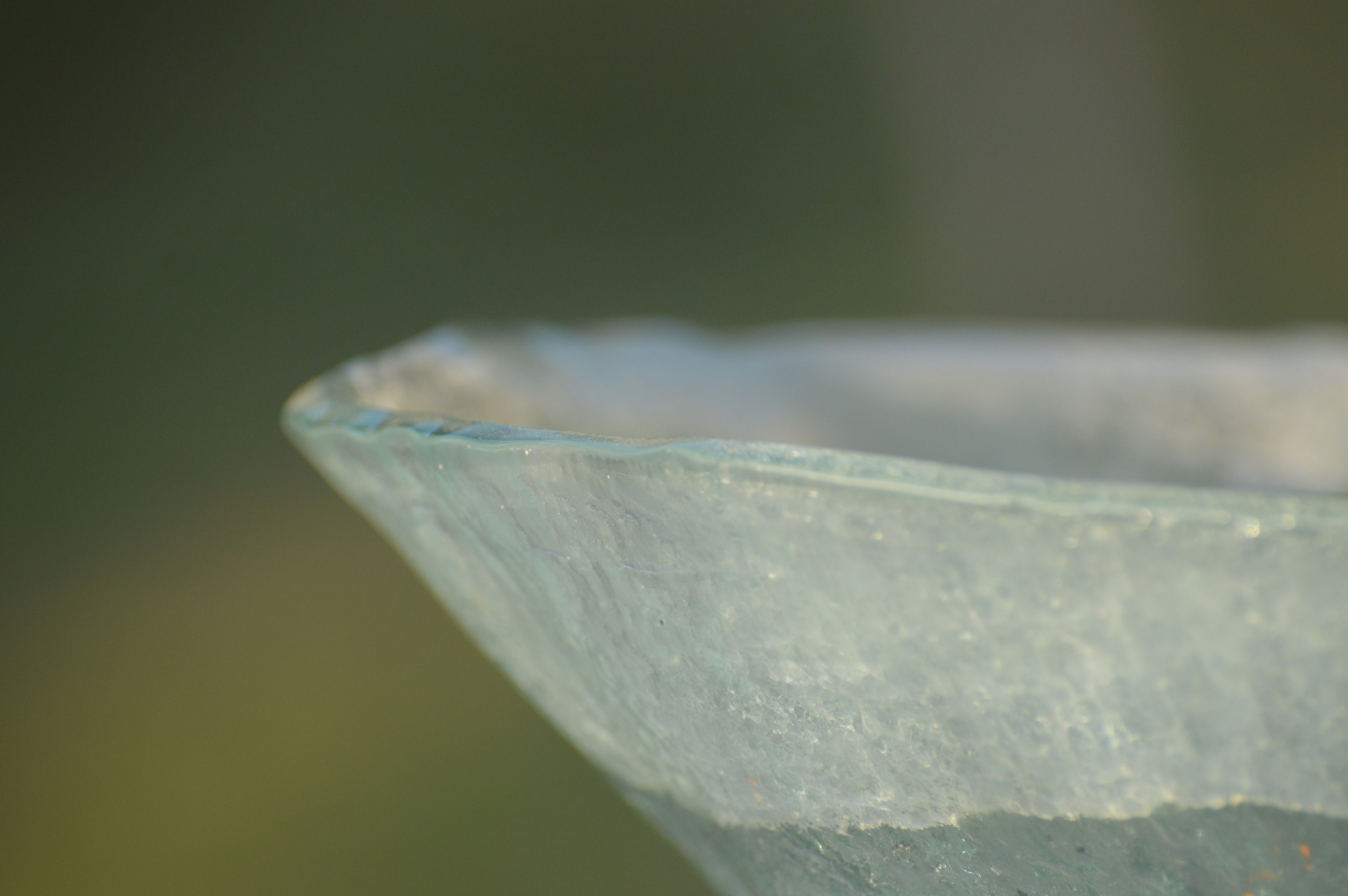 Detalhe da borda de um centro de mesa em vidro transparente